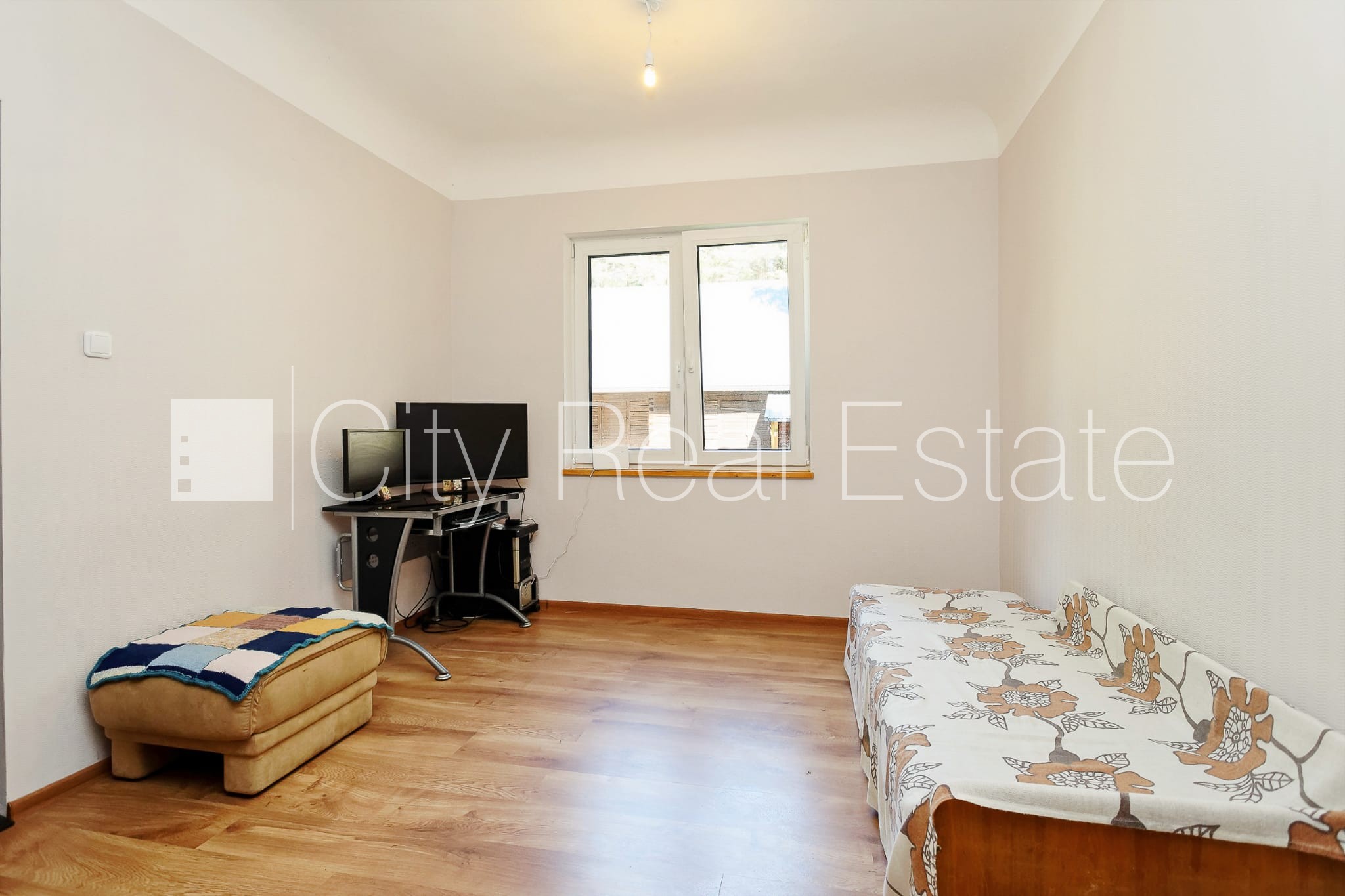 Sludinājumi. Zeme īpašumā, privātmāja, zaļā teritorija, garāža vienai automašīnai, istabas izolētas, virtuve, Cena: 230000 EUR Foto #17