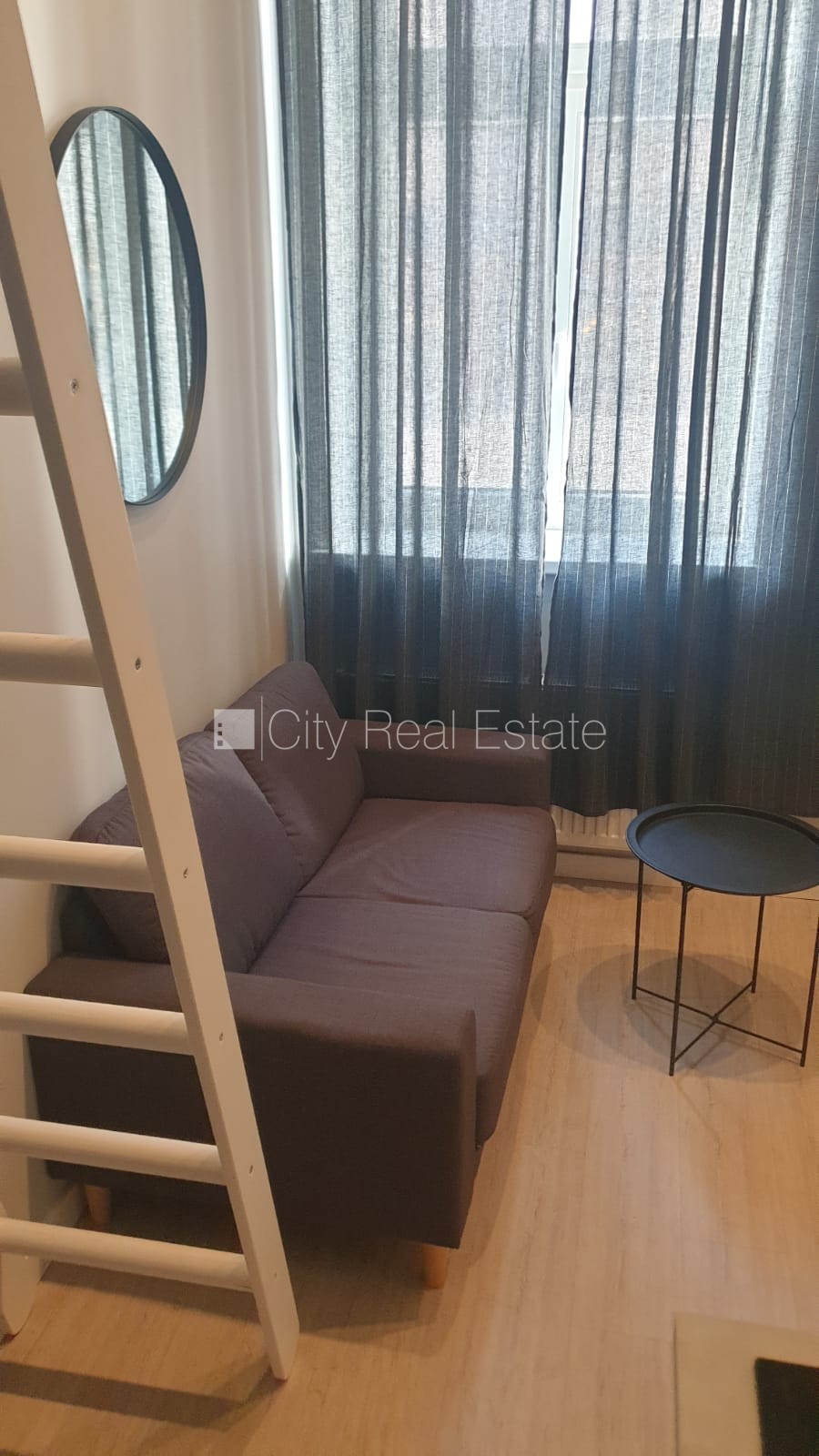 Sludinājumi. Fasādes māja, renovēta māja, slēgts pagalms, ieeja no ielas, kāpņu telpa pēc kapitālā remonta, logi Cena: 320 EUR/mēn Foto #7