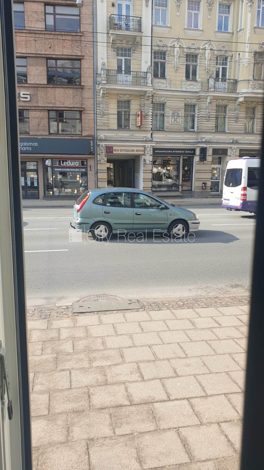 Sludinājumi. Fasādes māja, renovēta māja, slēgts pagalms, ieeja no ielas, kāpņu telpa pēc kapitālā remonta, logi Cena: 320 EUR/mēn Foto #16