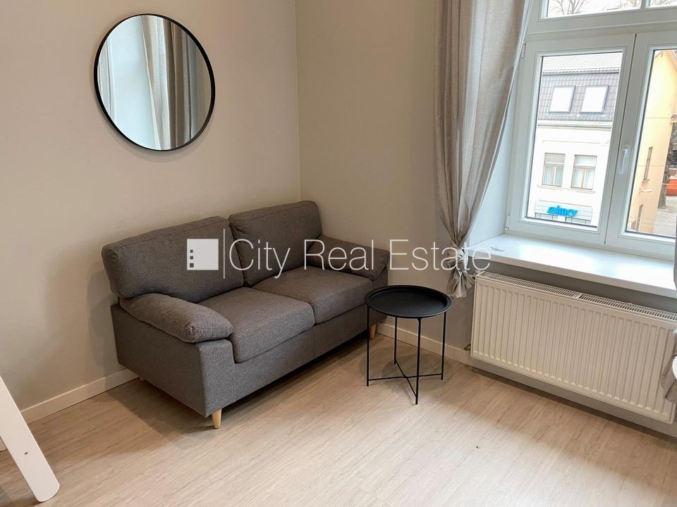 Sludinājumi. Fasādes māja, renovēta māja, slēgts pagalms, ieeja no ielas, kāpņu telpa pēc kapitālā remonta, logi Cena: 320 EUR/mēn Foto #3