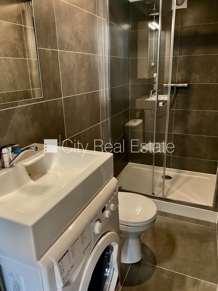 Sludinājumi. Fasādes māja, renovēta māja, slēgts pagalms, ieeja no ielas, kāpņu telpa pēc kapitālā remonta, logi Cena: 320 EUR/mēn Foto #11