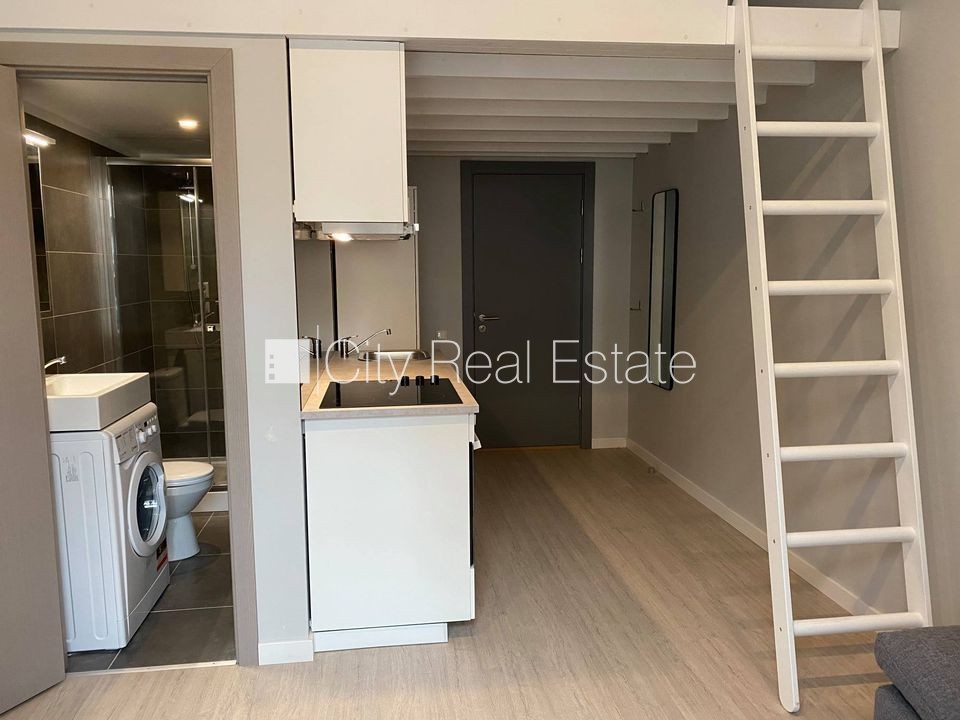 Sludinājumi. Fasādes māja, renovēta māja, slēgts pagalms, ieeja no ielas, kāpņu telpa pēc kapitālā remonta, logi Cena: 320 EUR/mēn Foto #4