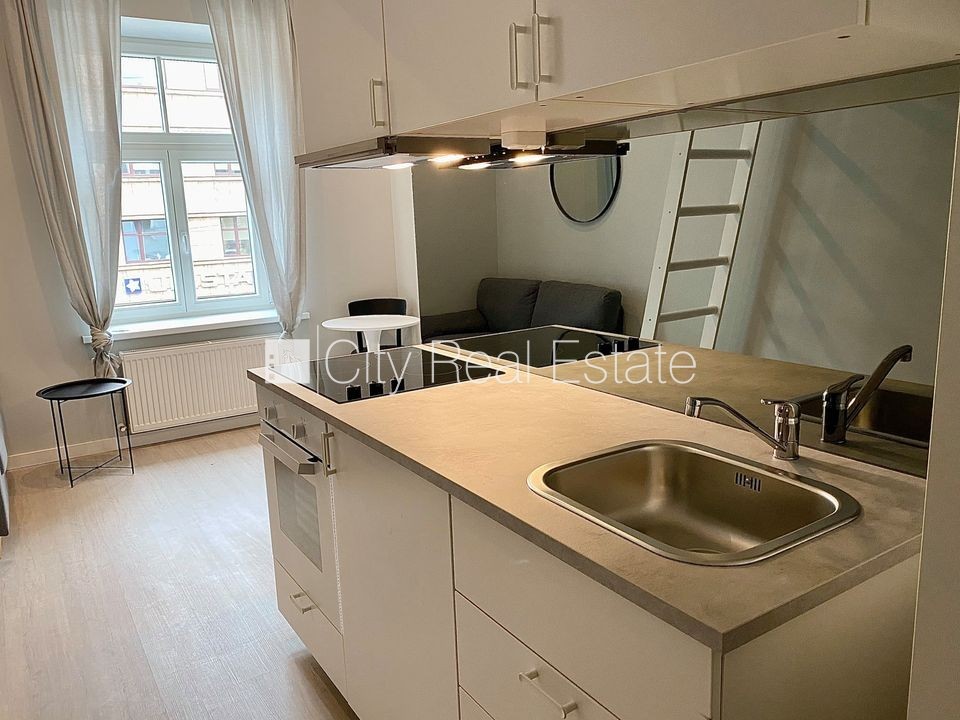 Sludinājumi. Fasādes māja, renovēta māja, slēgts pagalms, ieeja no ielas, kāpņu telpa pēc kapitālā remonta, logi Cena: 320 EUR/mēn Foto #9