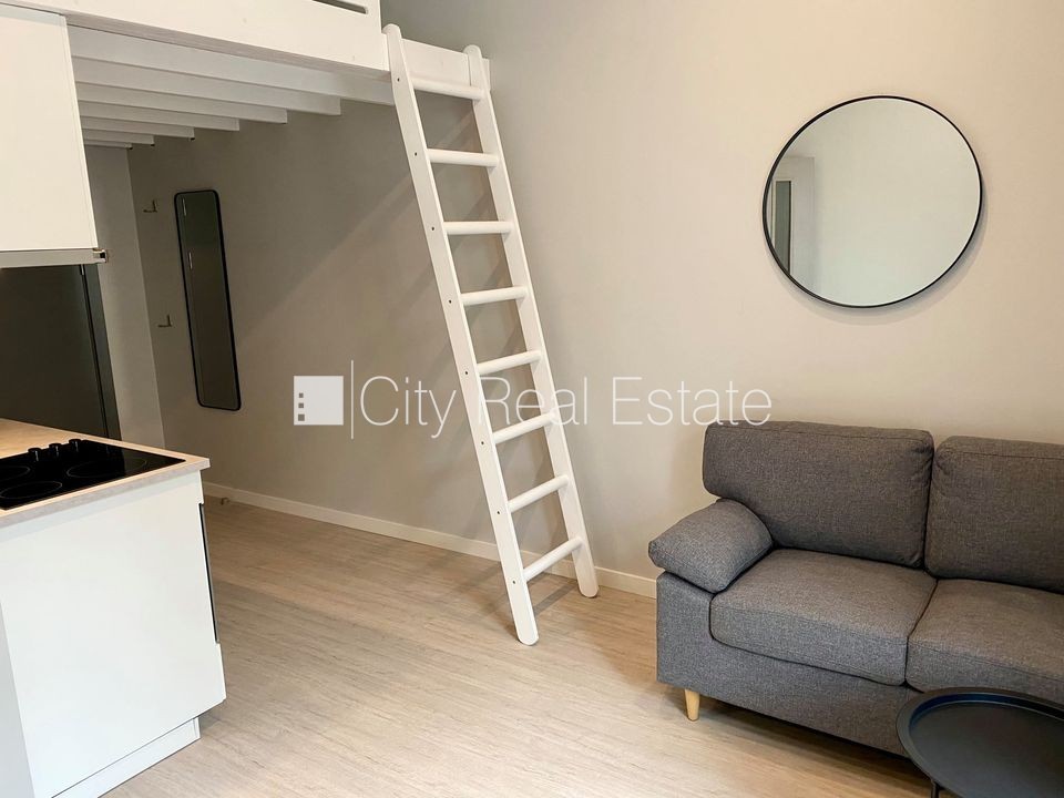 Sludinājumi. Fasādes māja, renovēta māja, slēgts pagalms, ieeja no ielas, kāpņu telpa pēc kapitālā remonta, logi Cena: 320 EUR/mēn Foto #5