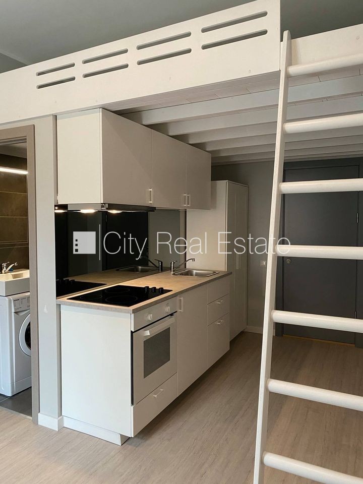 Sludinājumi. Fasādes māja, renovēta māja, slēgts pagalms, ieeja no ielas, kāpņu telpa pēc kapitālā remonta, logi Cena: 320 EUR/mēn Foto #10