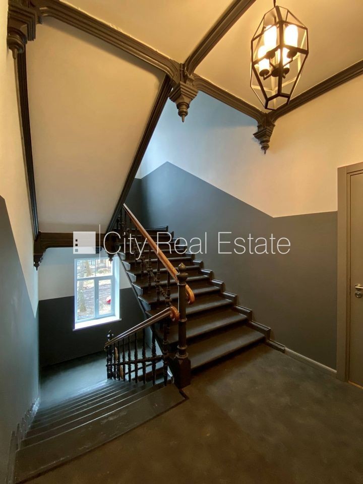 Sludinājumi. Fasādes māja, renovēta māja, slēgts pagalms, ieeja no ielas, kāpņu telpa pēc kapitālā remonta, logi Cena: 320 EUR/mēn Foto #12