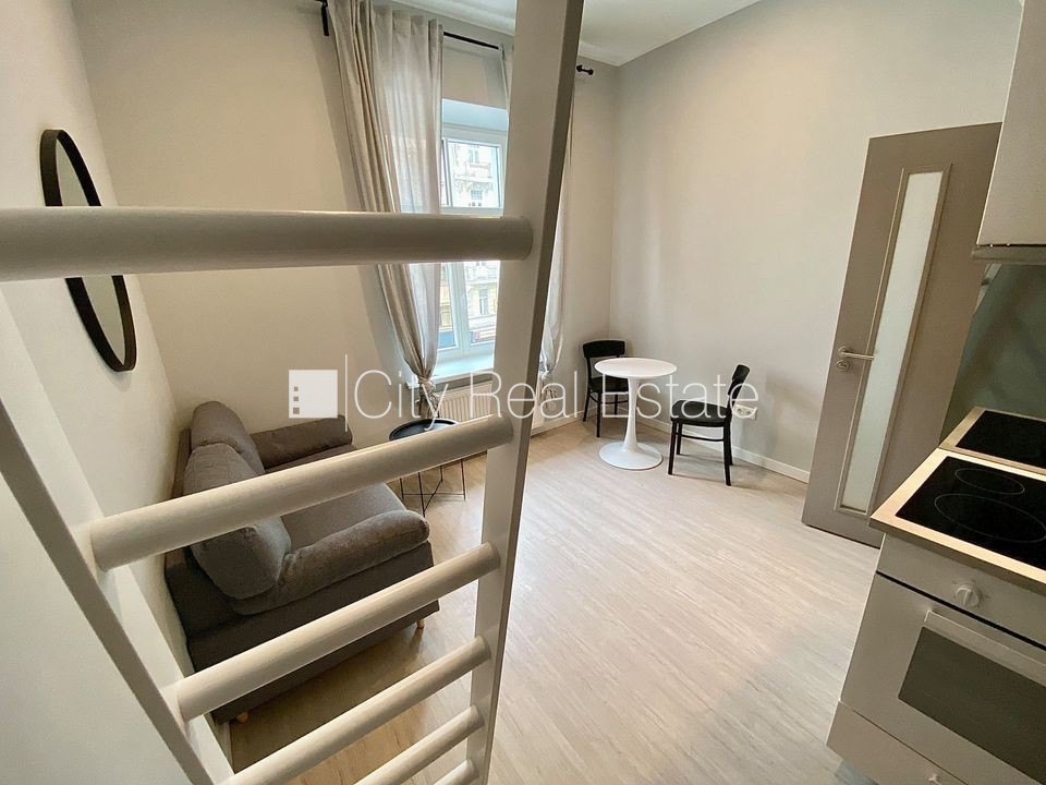 Sludinājumi. Fasādes māja, renovēta māja, slēgts pagalms, ieeja no ielas, kāpņu telpa pēc kapitālā remonta, logi Cena: 320 EUR/mēn Foto #2