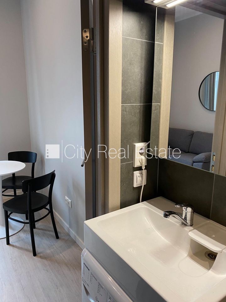 Sludinājumi. Fasādes māja, renovēta māja, slēgts pagalms, ieeja no ielas, kāpņu telpa pēc kapitālā remonta, logi Cena: 320 EUR/mēn Foto #8