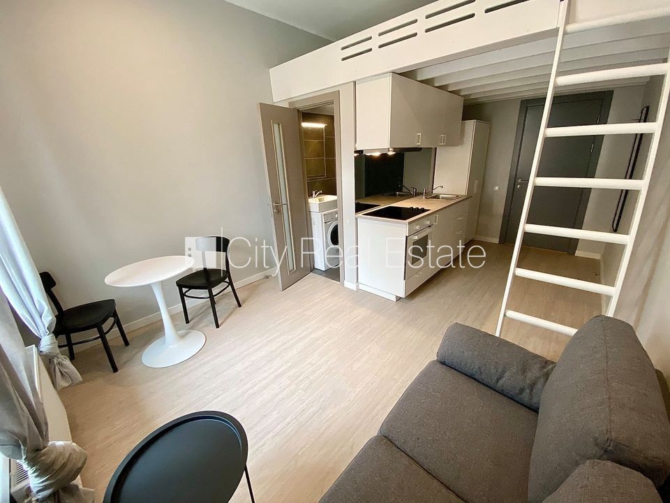 Sludinājumi. Fasādes māja, renovēta māja, slēgts pagalms, ieeja no ielas, kāpņu telpa pēc kapitālā remonta, logi Cena: 320 EUR/mēn Foto #6