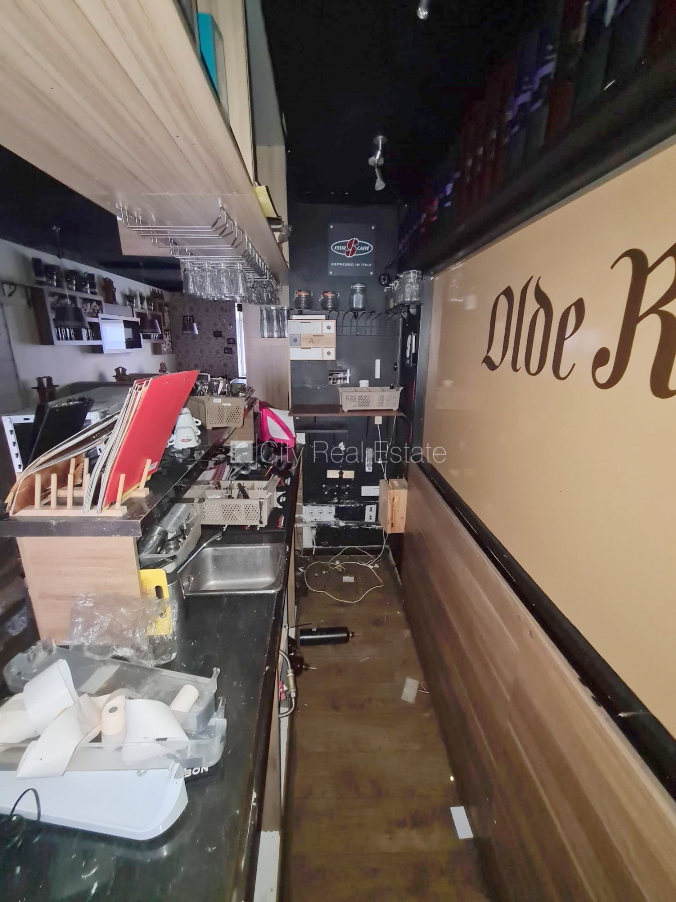 Объявление. Фасадный дом, вход с улицы, терасса, окна выходят на улицу, в доме подключено 3 фазовое Цена: 1500 EUR/мес. Foto #16