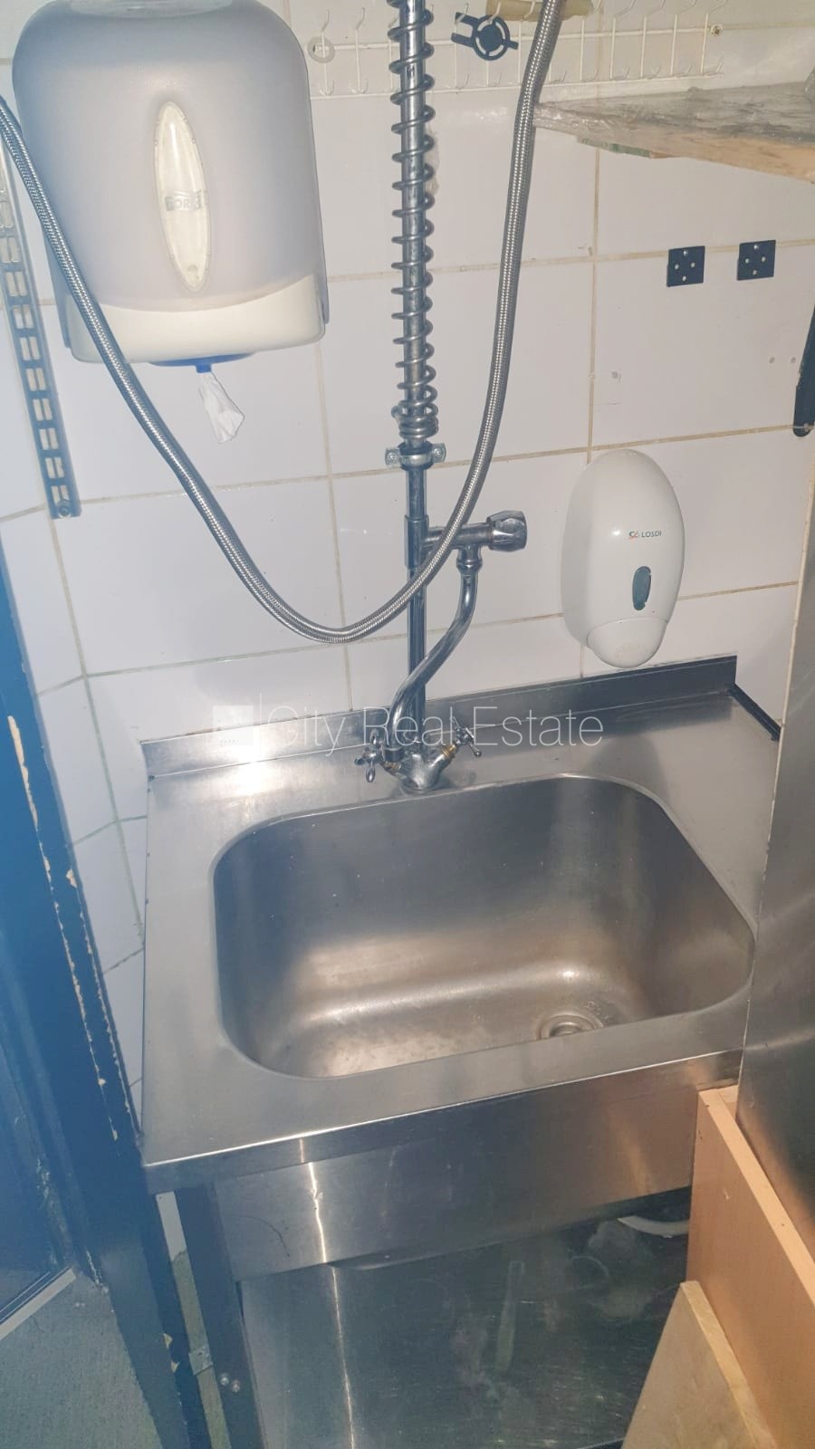 Объявление. Фасадный дом, вход с улицы, терасса, окна выходят на улицу, в доме подключено 3 фазовое Цена: 1500 EUR/мес. Foto #13