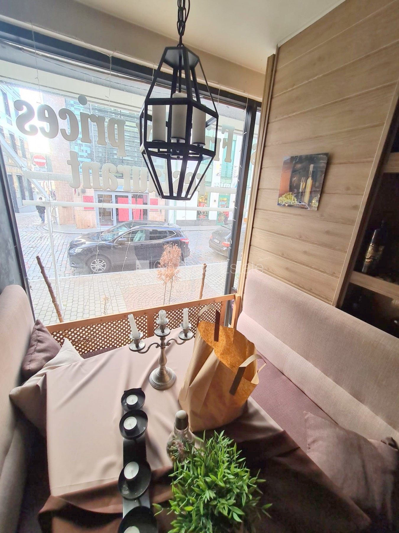 Объявление. Фасадный дом, вход с улицы, терасса, окна выходят на улицу, в доме подключено 3 фазовое Цена: 1500 EUR/мес. Foto #15