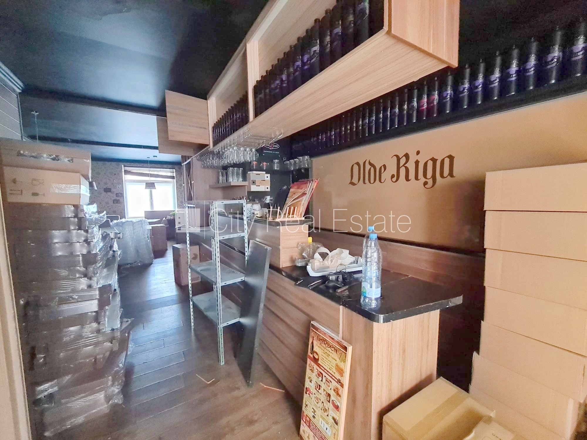 Объявление. Фасадный дом, вход с улицы, терасса, окна выходят на улицу, в доме подключено 3 фазовое Цена: 1500 EUR/мес. Foto #7