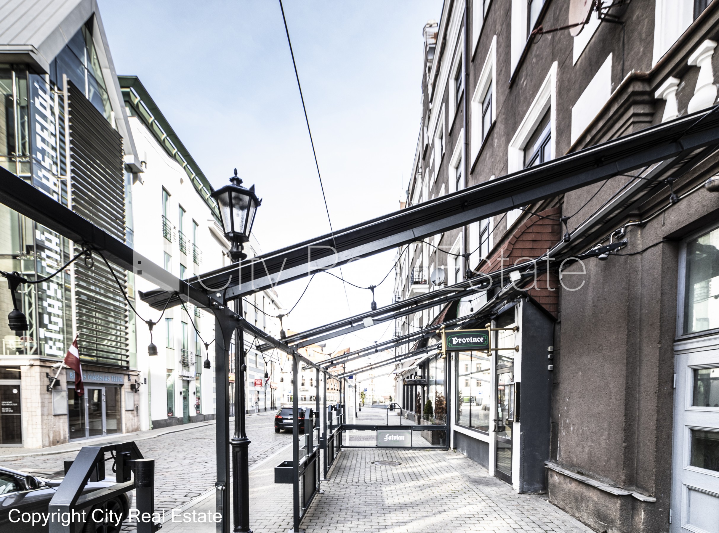 Объявление. Фасадный дом, вход с улицы, терасса, окна выходят на улицу, в доме подключено 3 фазовое Цена: 1500 EUR/мес. Foto #18