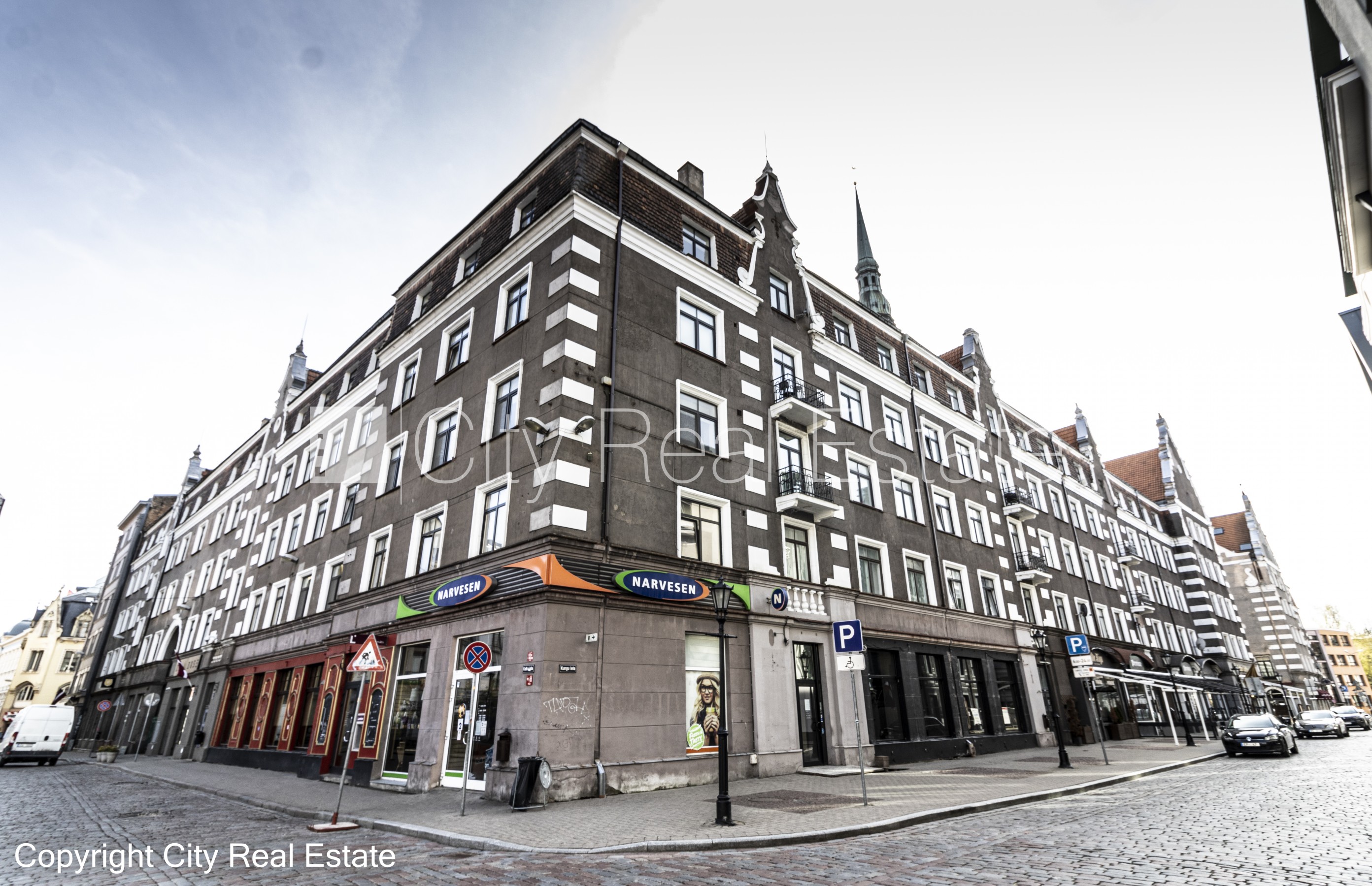 Объявление. Фасадный дом, вход с улицы, терасса, окна выходят на улицу, в доме подключено 3 фазовое Цена: 1500 EUR/мес. Foto #23