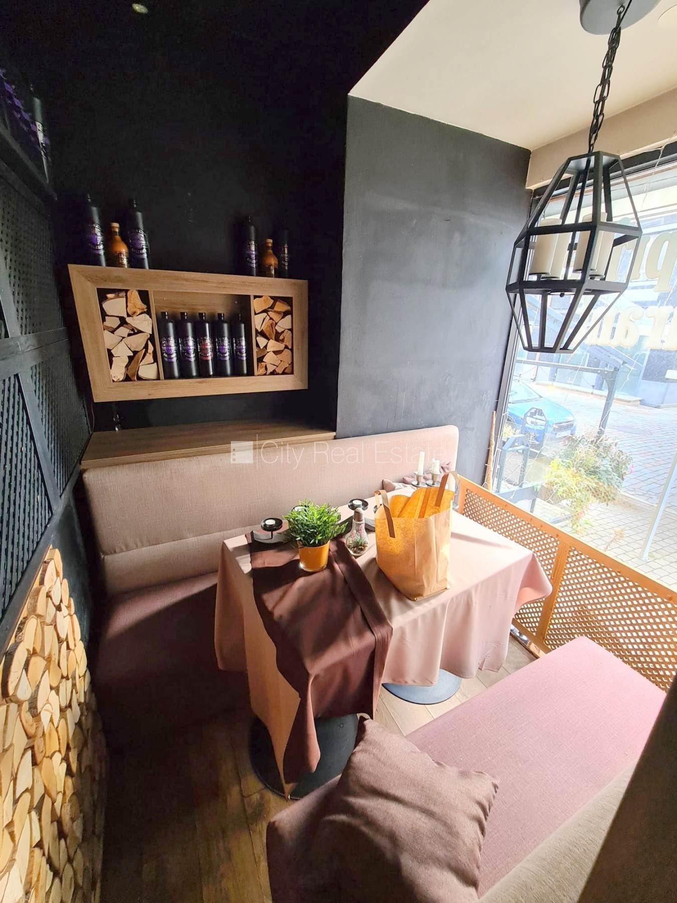 Объявление. Фасадный дом, вход с улицы, терасса, окна выходят на улицу, в доме подключено 3 фазовое Цена: 1500 EUR/мес. Foto #9