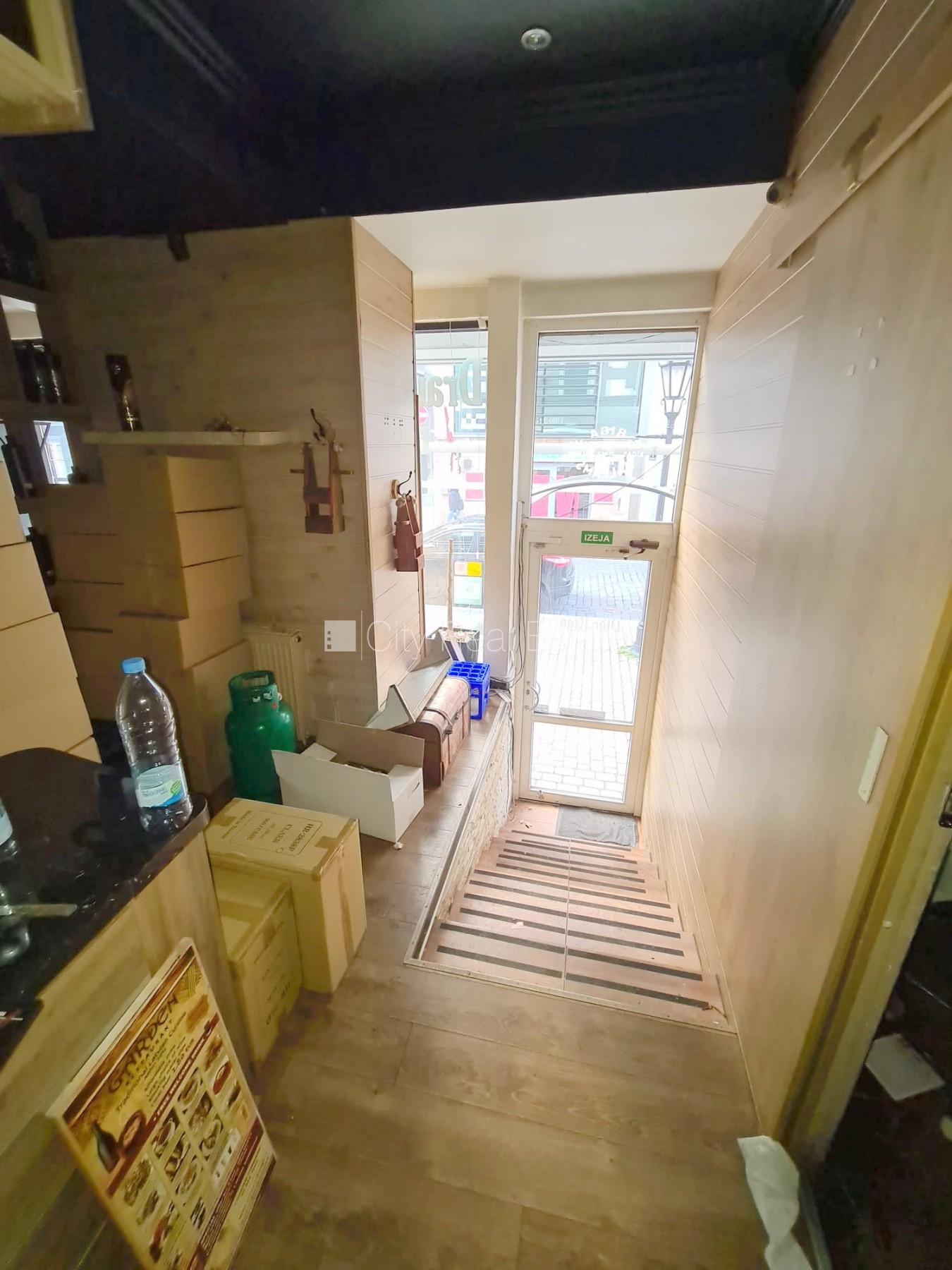 Объявление. Фасадный дом, вход с улицы, терасса, окна выходят на улицу, в доме подключено 3 фазовое Цена: 1500 EUR/мес. Foto #17