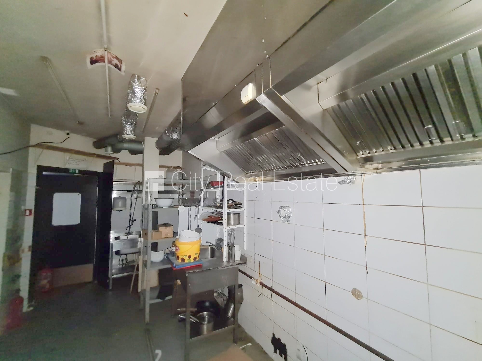 Объявление. Фасадный дом, вход с улицы, терасса, окна выходят на улицу, в доме подключено 3 фазовое Цена: 1500 EUR/мес. Foto #11