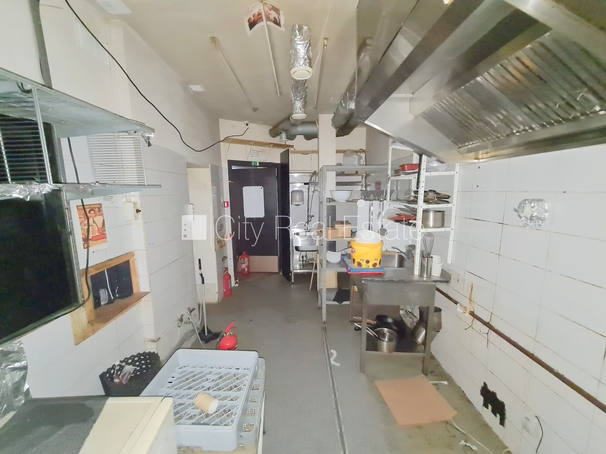 Объявление. Фасадный дом, вход с улицы, терасса, окна выходят на улицу, в доме подключено 3 фазовое Цена: 1500 EUR/мес. Foto #10