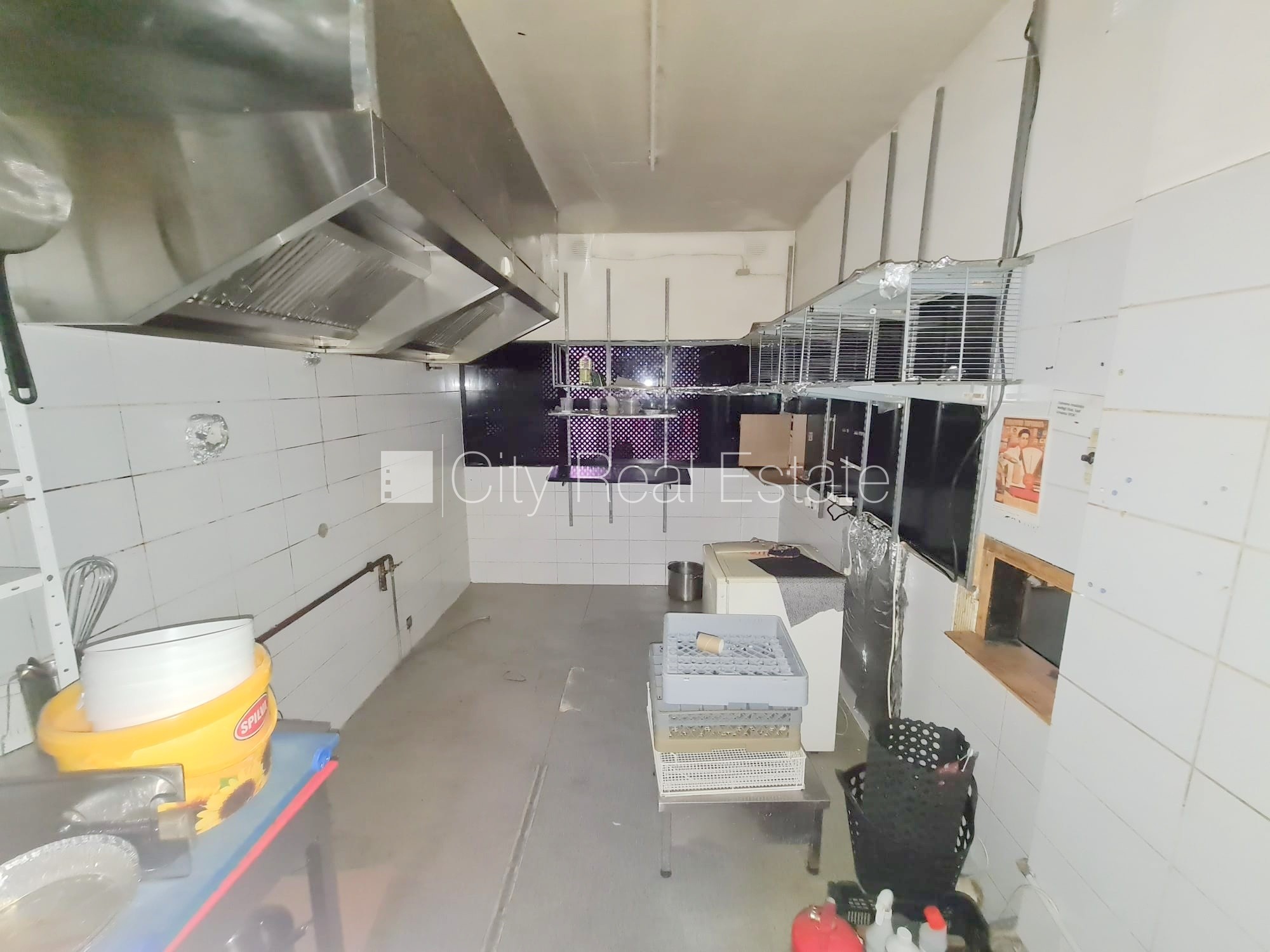 Объявление. Фасадный дом, вход с улицы, терасса, окна выходят на улицу, в доме подключено 3 фазовое Цена: 1500 EUR/мес. Foto #12