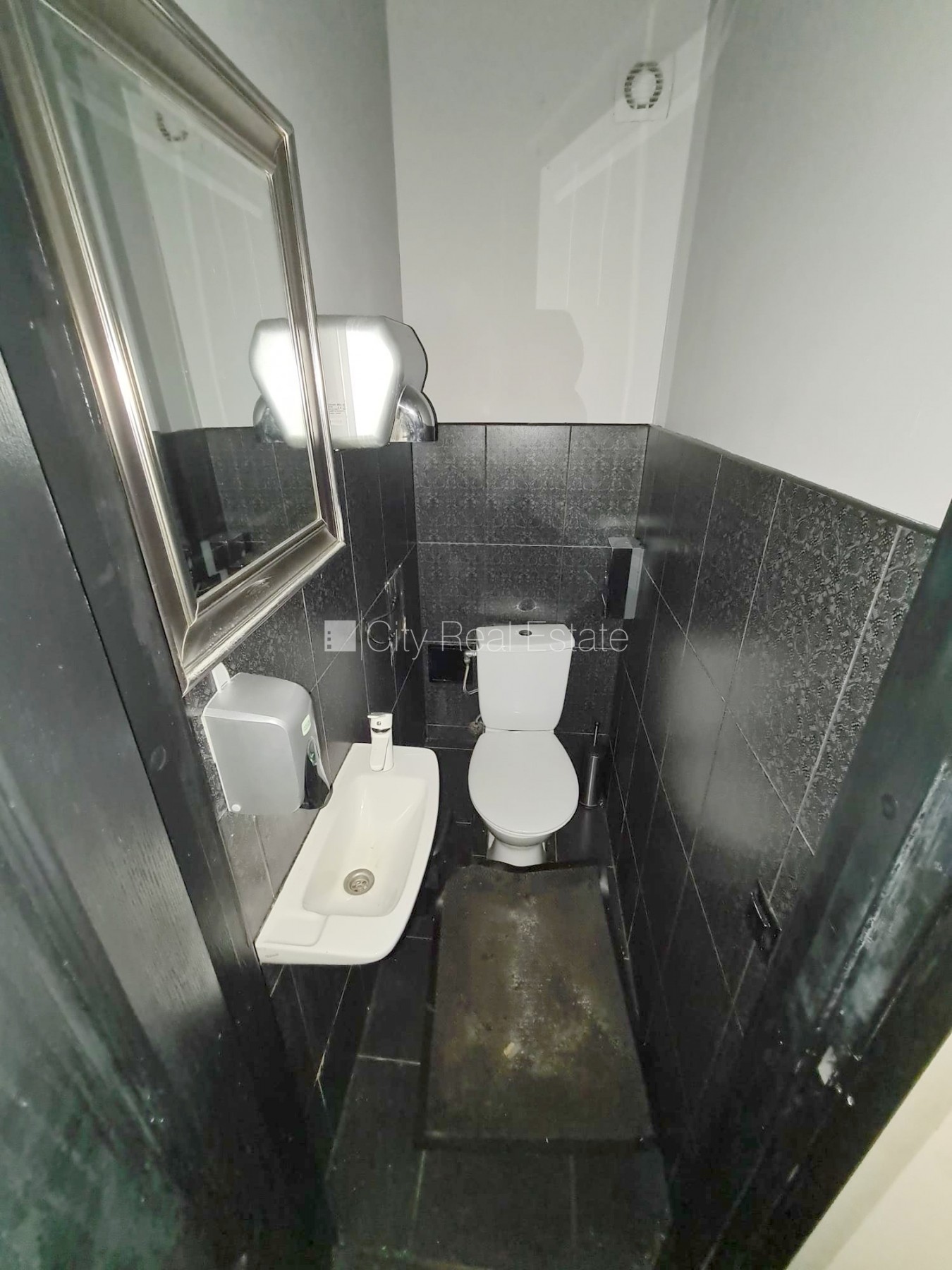 Объявление. Фасадный дом, вход с улицы, терасса, окна выходят на улицу, в доме подключено 3 фазовое Цена: 1500 EUR/мес. Foto #14