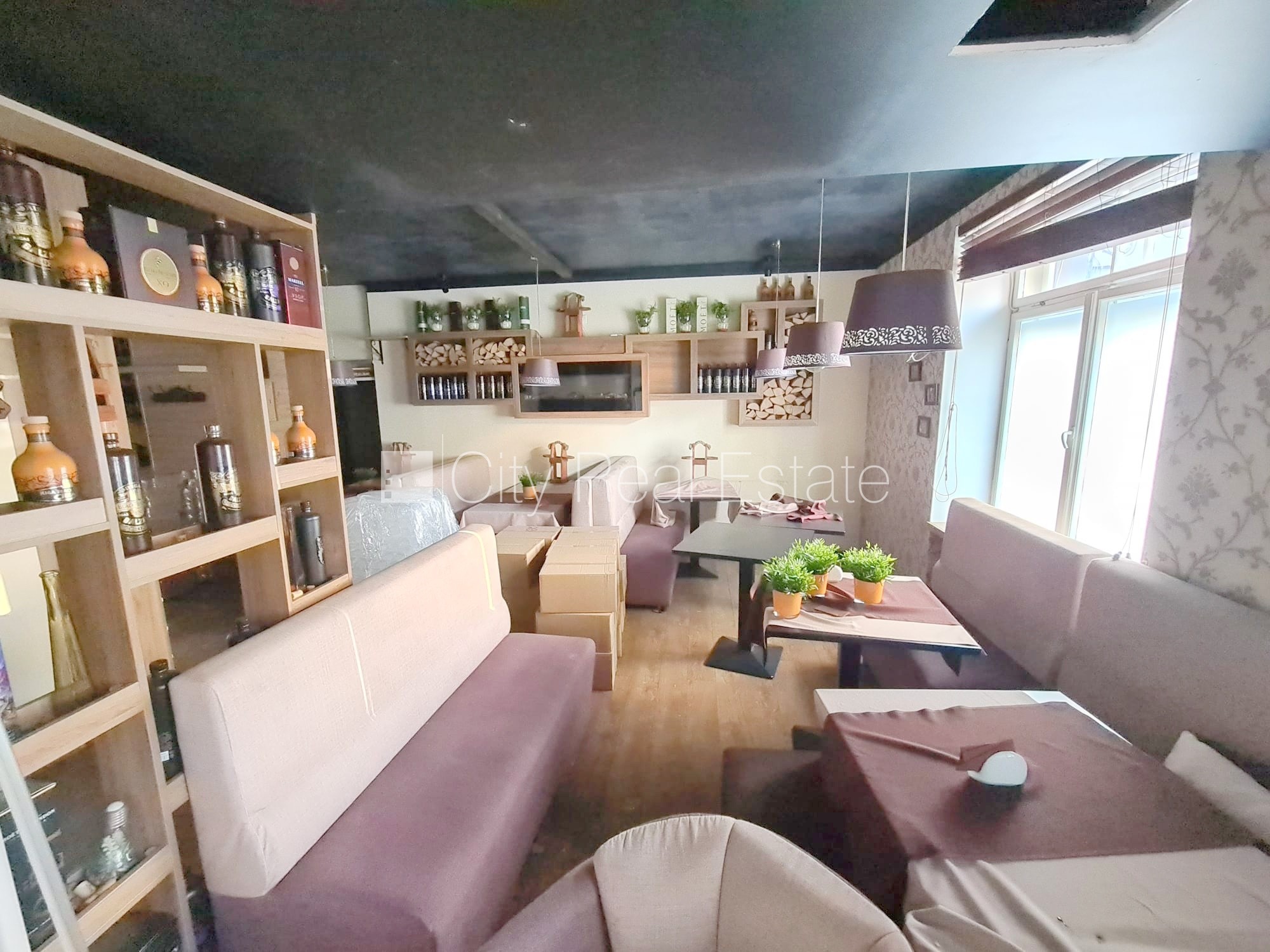 Объявление. Фасадный дом, вход с улицы, терасса, окна выходят на улицу, в доме подключено 3 фазовое Цена: 1500 EUR/мес. Foto #3