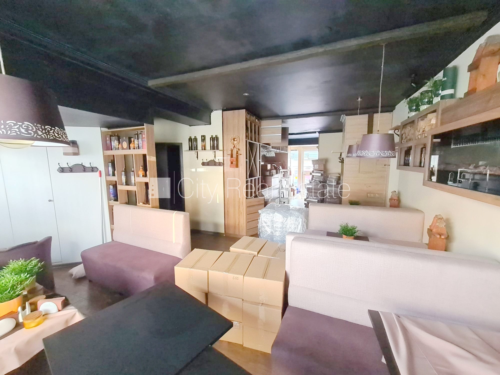 Объявление. Фасадный дом, вход с улицы, терасса, окна выходят на улицу, в доме подключено 3 фазовое Цена: 1500 EUR/мес. Foto #2