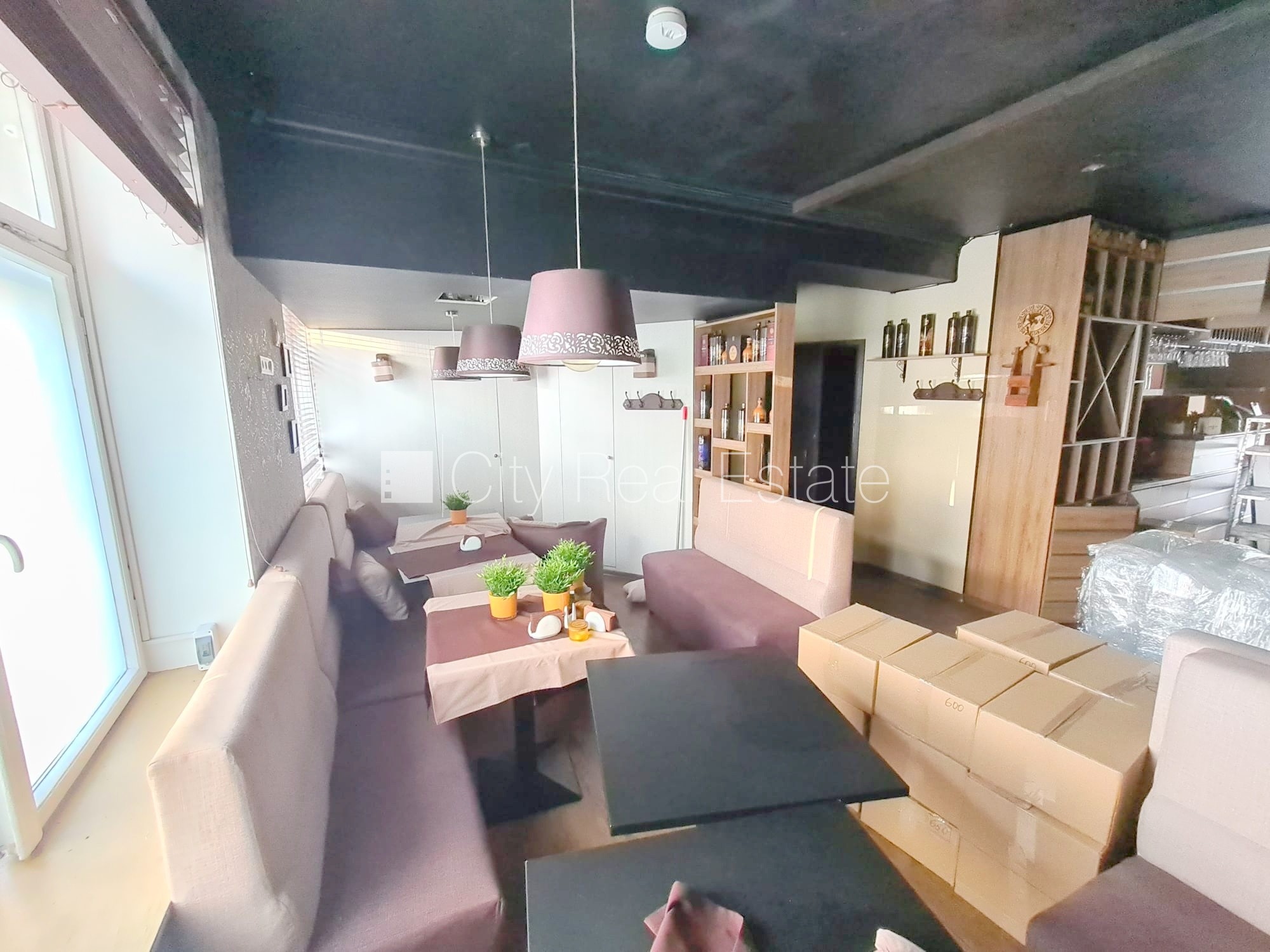 Объявление. Фасадный дом, вход с улицы, терасса, окна выходят на улицу, в доме подключено 3 фазовое Цена: 1500 EUR/мес. Foto #4