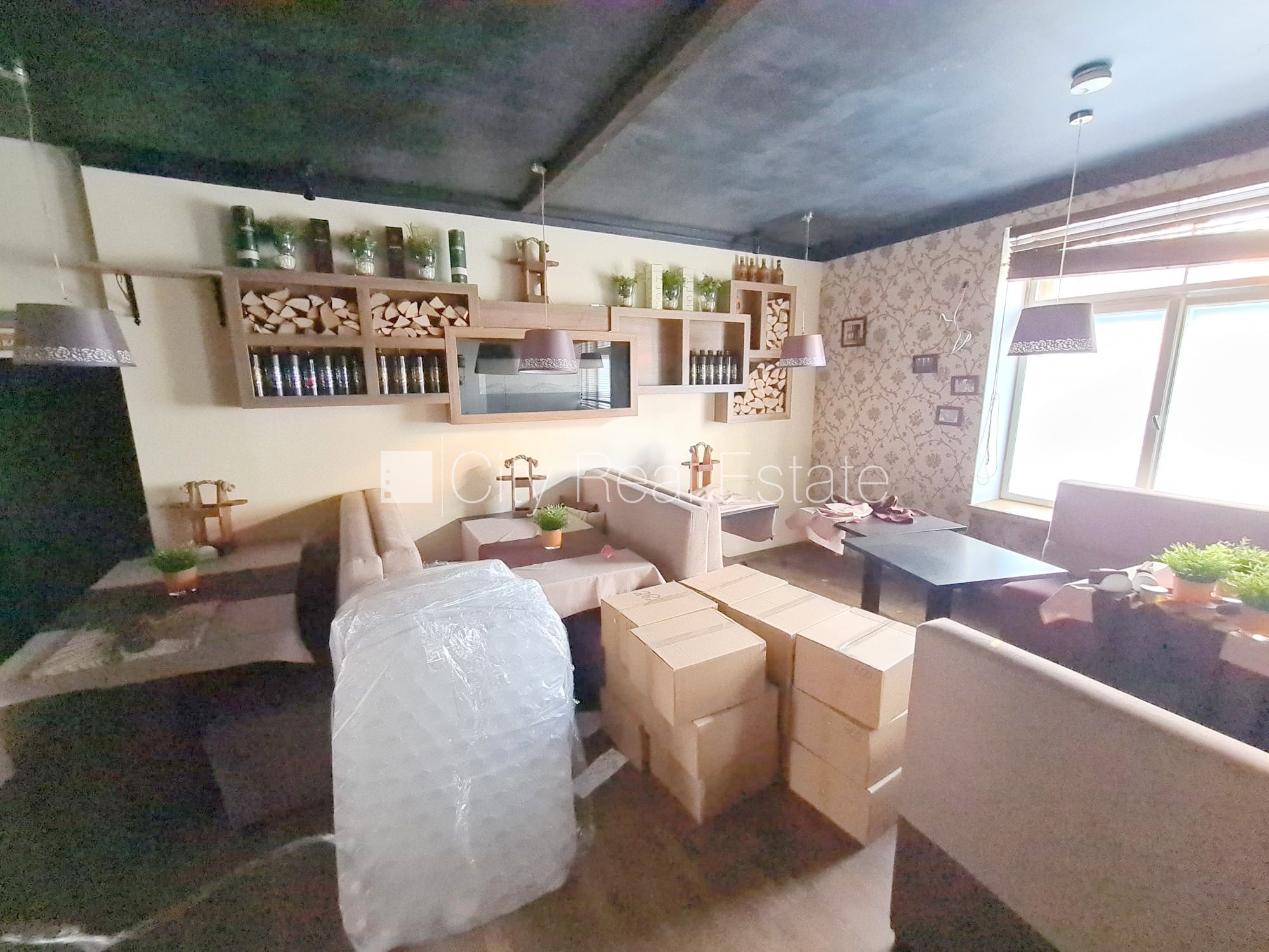 Объявление. Фасадный дом, вход с улицы, терасса, окна выходят на улицу, в доме подключено 3 фазовое Цена: 1500 EUR/мес. Foto #5