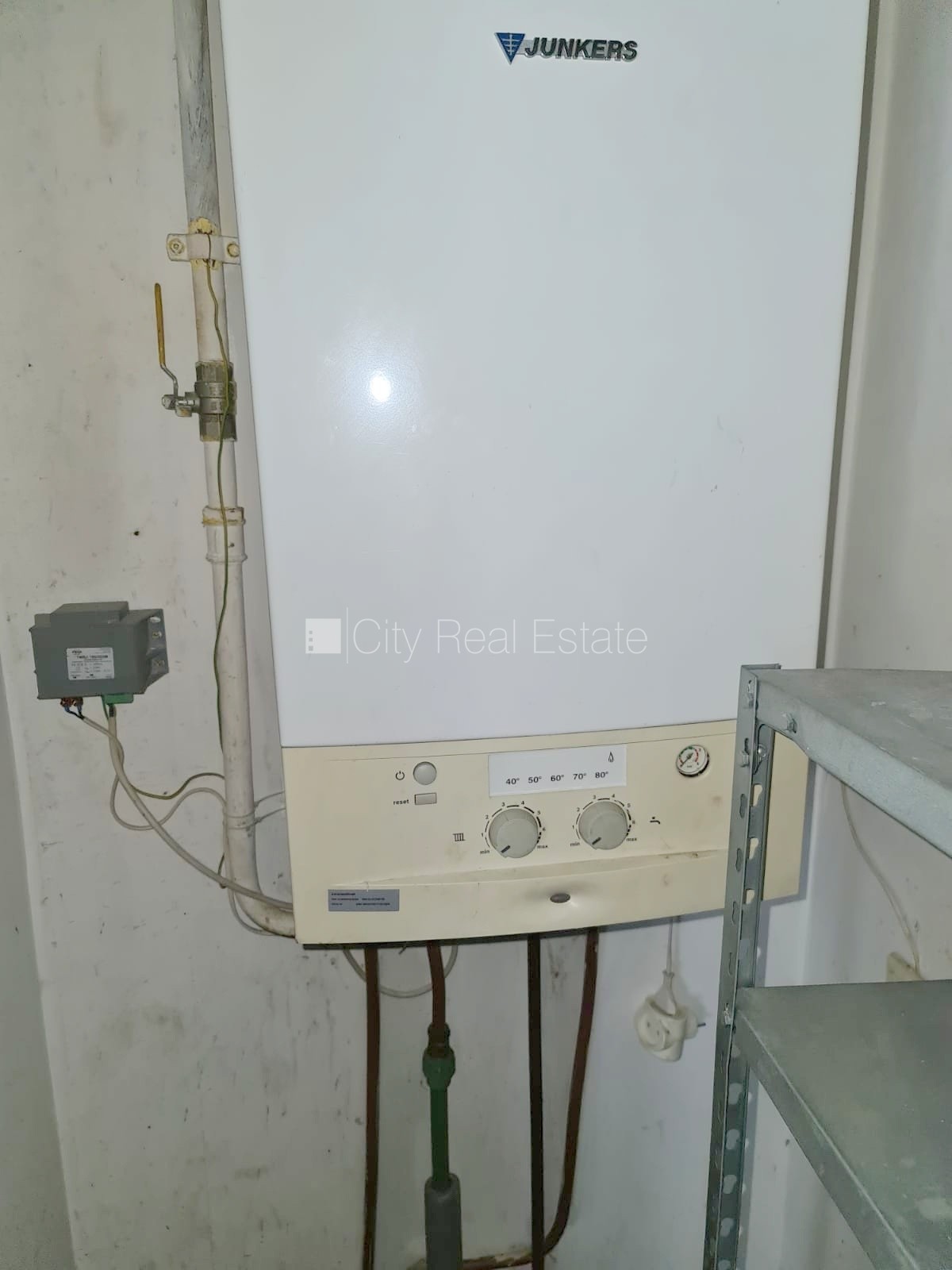 Объявление. Фасадный дом, вход с улицы, терасса, окна выходят на улицу, в доме подключено 3 фазовое Цена: 1500 EUR/мес. Foto #8