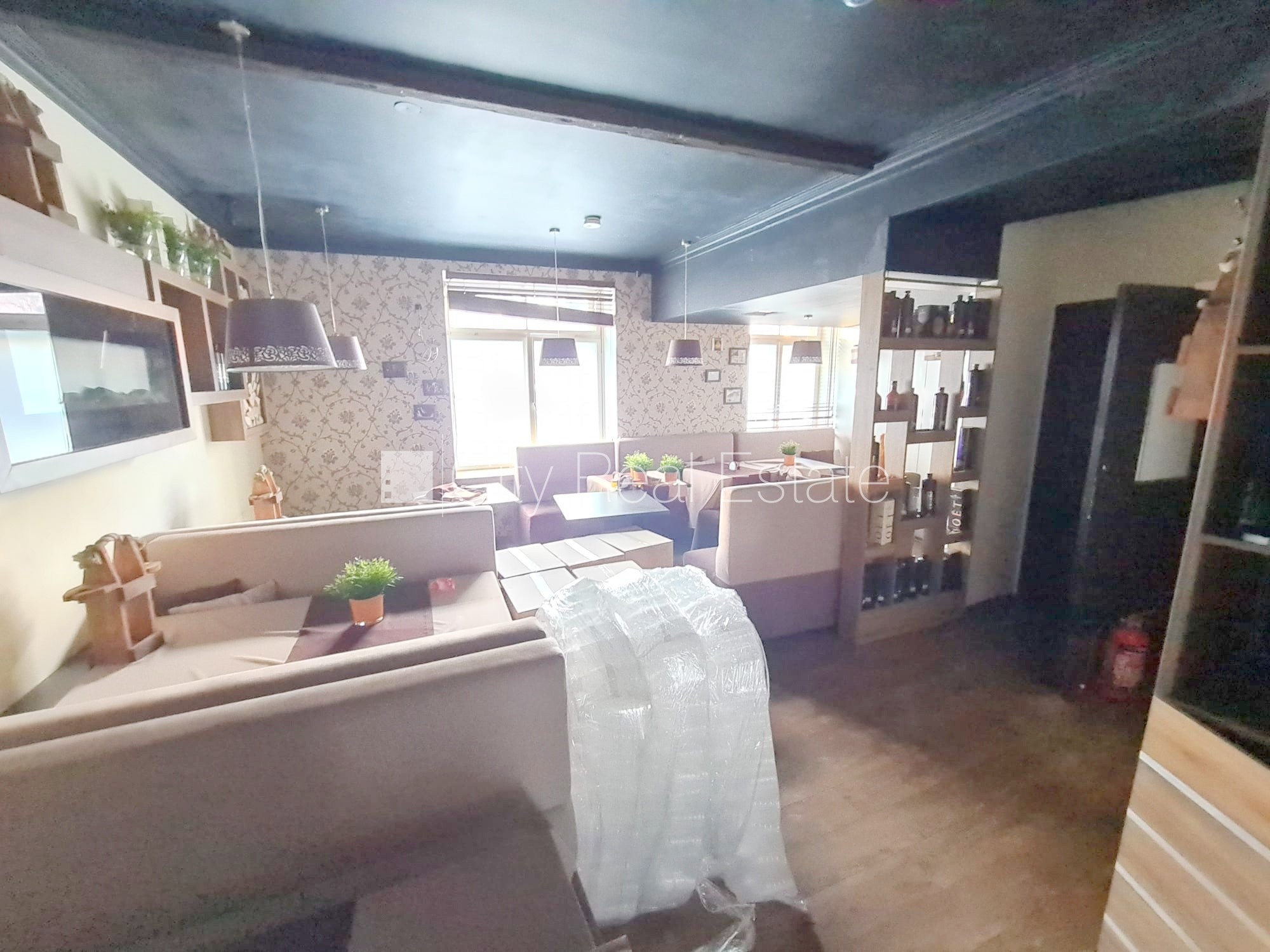 Объявление. Фасадный дом, вход с улицы, терасса, окна выходят на улицу, в доме подключено 3 фазовое Цена: 1500 EUR/мес. Foto #6