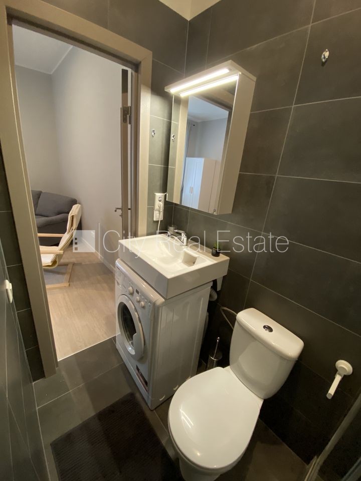 Sludinājumi. Pagalma ēka, renovēta māja, labiekārtots apzaļumots pagalms, slēgts pagalms, ieeja no ielas un Cena: 350 EUR/mēn Foto #10