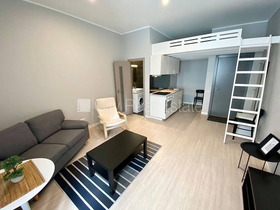 Sludinājumi. Pagalma ēka, renovēta māja, labiekārtots apzaļumots pagalms, slēgts pagalms, ieeja no ielas un Cena: 350 EUR/mēn Foto #1