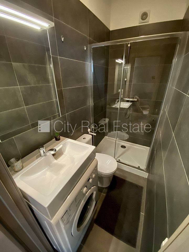 Sludinājumi. Pagalma ēka, renovēta māja, labiekārtots apzaļumots pagalms, slēgts pagalms, ieeja no ielas un Cena: 350 EUR/mēn Foto #9