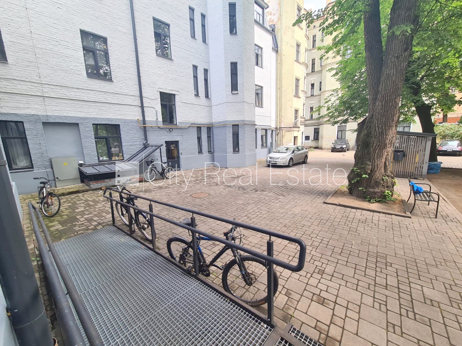 Sludinājumi. Pagalma ēka, renovēta māja, labiekārtots apzaļumots pagalms, slēgts pagalms, ieeja no ielas un Cena: 350 EUR/mēn Foto #14