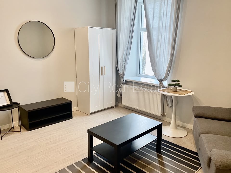 Sludinājumi. Pagalma ēka, renovēta māja, labiekārtots apzaļumots pagalms, slēgts pagalms, ieeja no ielas un Cena: 350 EUR/mēn Foto #3