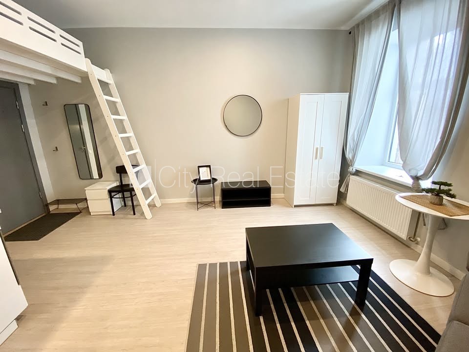 Sludinājumi. Pagalma ēka, renovēta māja, labiekārtots apzaļumots pagalms, slēgts pagalms, ieeja no ielas un Cena: 350 EUR/mēn Foto #2