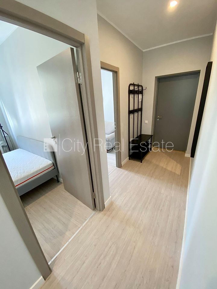 Sludinājumi. Pagalma ēka, renovēta māja, slēgts pagalms, ieeja no ielas un pagalma, kāpņu telpa pēc kapitālā Cena: 440 EUR/mēn Foto #9