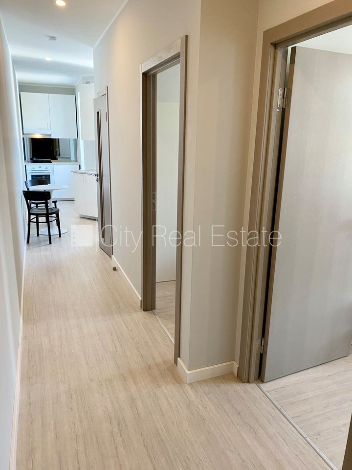 Sludinājumi. Pagalma ēka, renovēta māja, slēgts pagalms, ieeja no ielas un pagalma, kāpņu telpa pēc kapitālā Cena: 440 EUR/mēn Foto #4