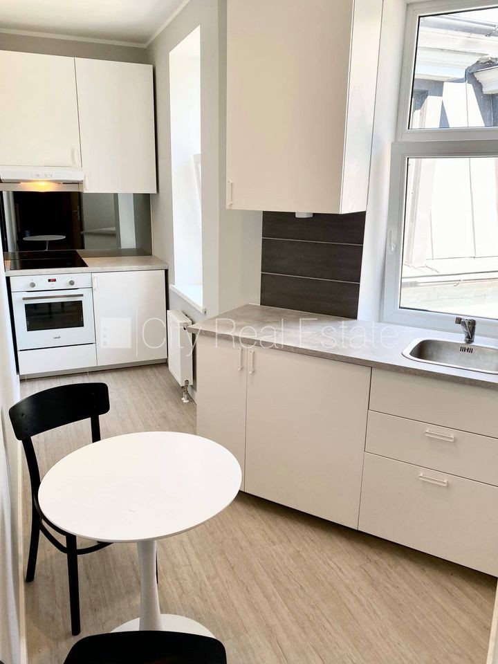 Sludinājumi. Pagalma ēka, renovēta māja, slēgts pagalms, ieeja no ielas un pagalma, kāpņu telpa pēc kapitālā Cena: 440 EUR/mēn Foto #2