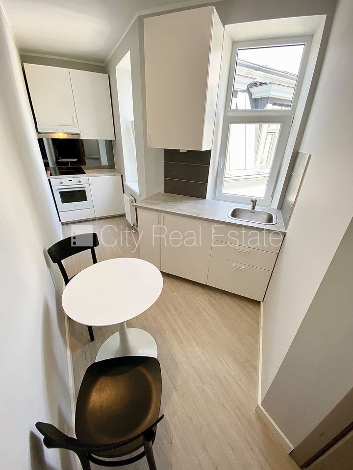 Sludinājumi. Pagalma ēka, renovēta māja, slēgts pagalms, ieeja no ielas un pagalma, kāpņu telpa pēc kapitālā Cena: 440 EUR/mēn Foto #3