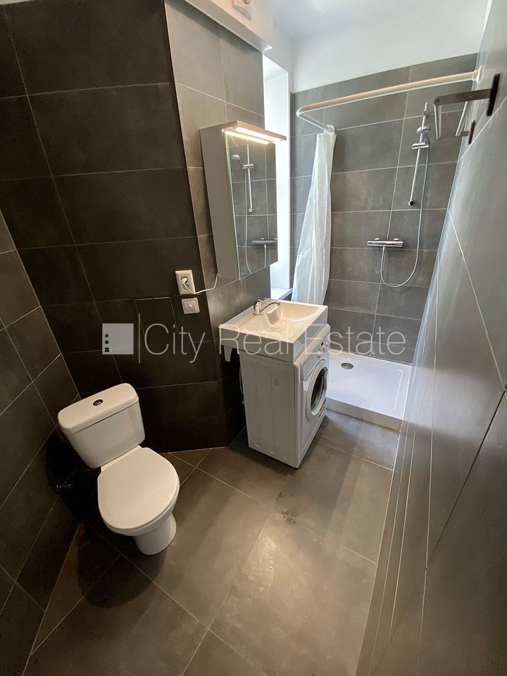 Sludinājumi. Pagalma ēka, renovēta māja, slēgts pagalms, ieeja no ielas un pagalma, kāpņu telpa pēc kapitālā Cena: 440 EUR/mēn Foto #13