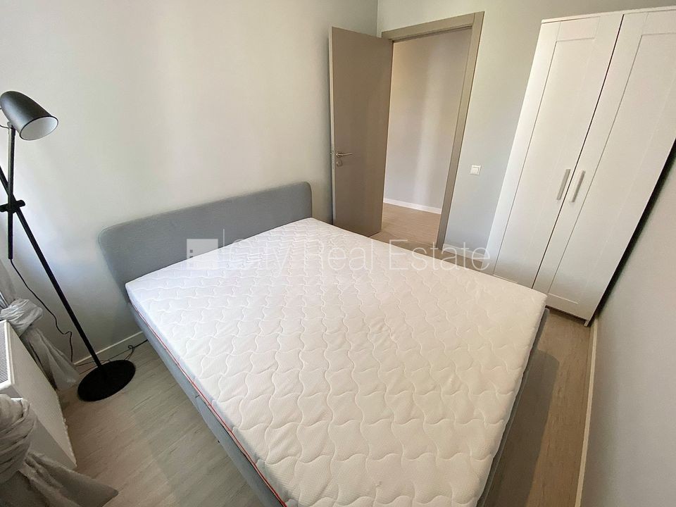 Sludinājumi. Pagalma ēka, renovēta māja, slēgts pagalms, ieeja no ielas un pagalma, kāpņu telpa pēc kapitālā Cena: 440 EUR/mēn Foto #5