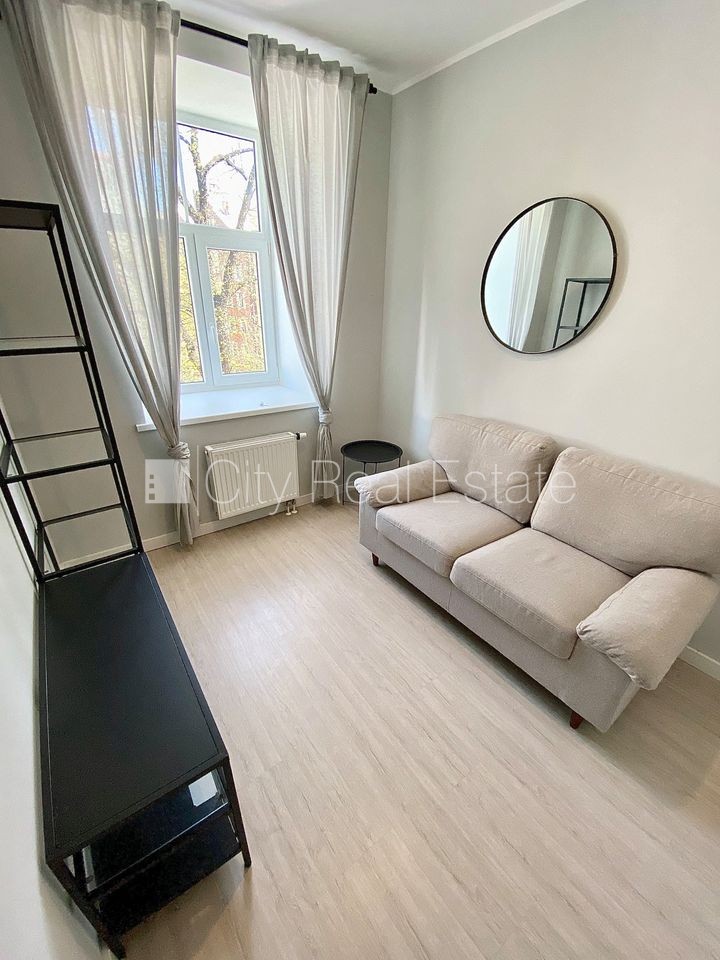 Sludinājumi. Pagalma ēka, renovēta māja, slēgts pagalms, ieeja no ielas un pagalma, kāpņu telpa pēc kapitālā Cena: 440 EUR/mēn Foto #6