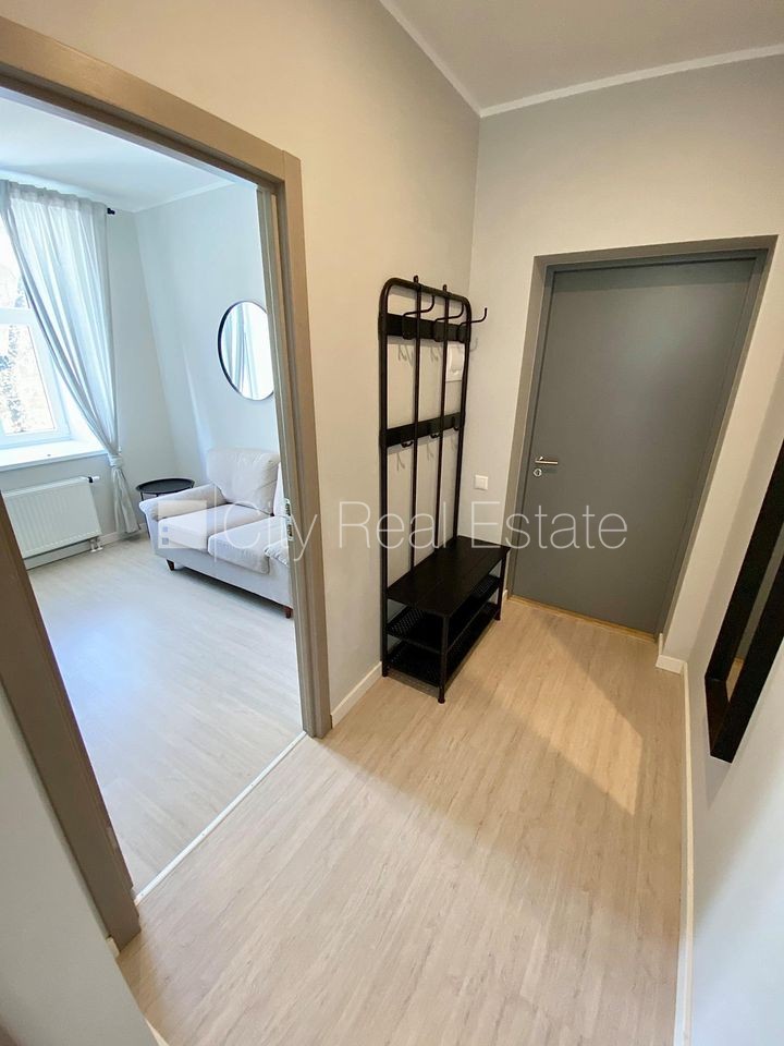 Sludinājumi. Pagalma ēka, renovēta māja, slēgts pagalms, ieeja no ielas un pagalma, kāpņu telpa pēc kapitālā Cena: 440 EUR/mēn Foto #14