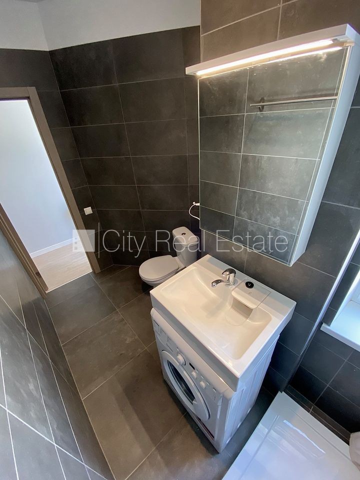 Sludinājumi. Pagalma ēka, renovēta māja, slēgts pagalms, ieeja no ielas un pagalma, kāpņu telpa pēc kapitālā Cena: 440 EUR/mēn Foto #12