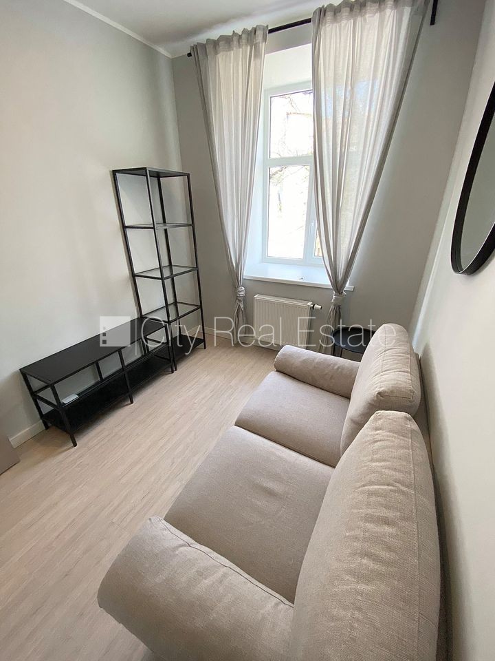 Sludinājumi. Pagalma ēka, renovēta māja, slēgts pagalms, ieeja no ielas un pagalma, kāpņu telpa pēc kapitālā Cena: 440 EUR/mēn Foto #10