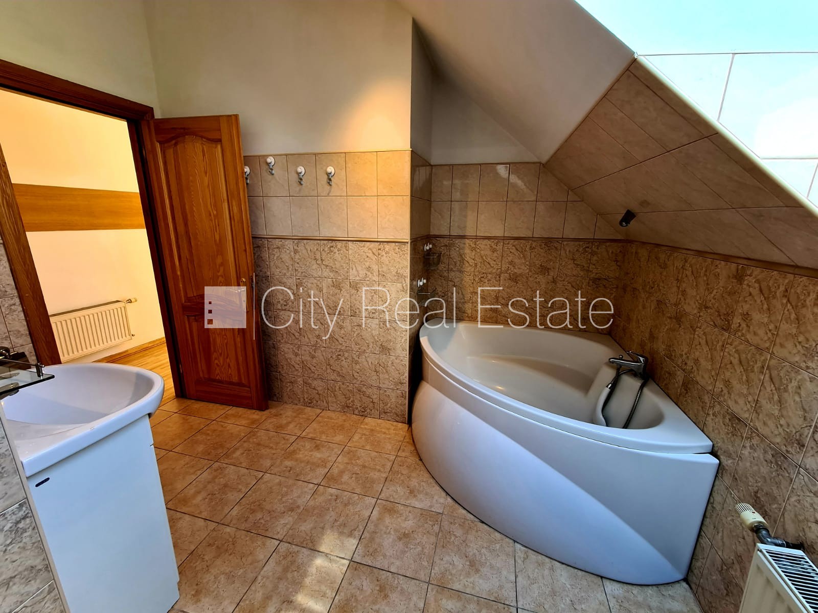 Sludinājumi. Namīpašums, restaurēta māja, labiekārtots apzaļumots pagalms, slēgta teritorija, iespēja nomāt Cena: 550 EUR/mēn Foto #17