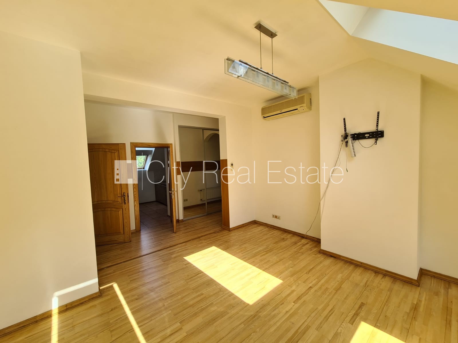 Sludinājumi. Namīpašums, restaurēta māja, labiekārtots apzaļumots pagalms, slēgta teritorija, iespēja nomāt Cena: 550 EUR/mēn Foto #4