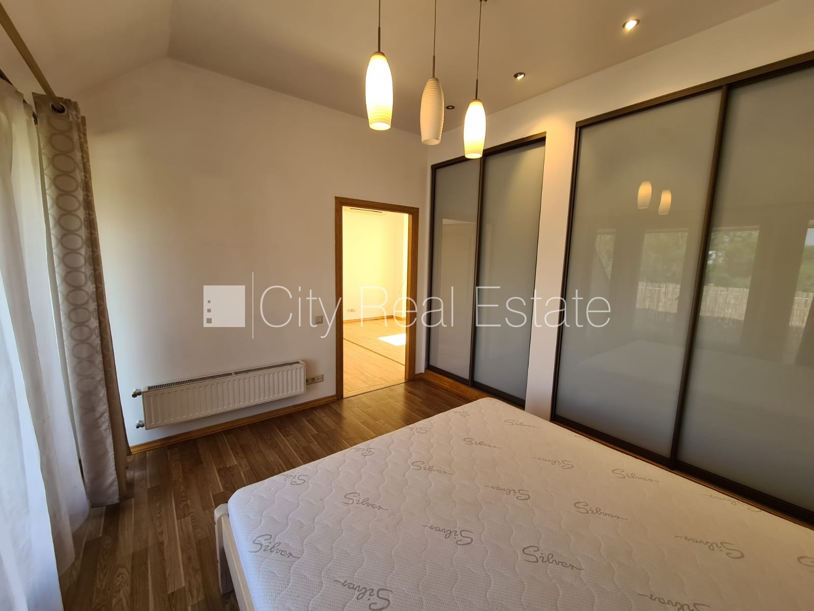 Sludinājumi. Namīpašums, restaurēta māja, labiekārtots apzaļumots pagalms, slēgta teritorija, iespēja nomāt Cena: 550 EUR/mēn Foto #8